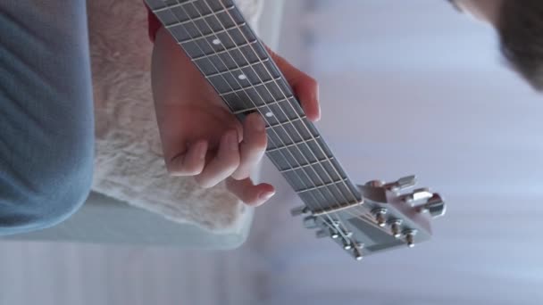Vídeo Vertical Afinación Guitarra Pasatiempo Musical Hombre Artista Profesional Manos — Vídeos de Stock