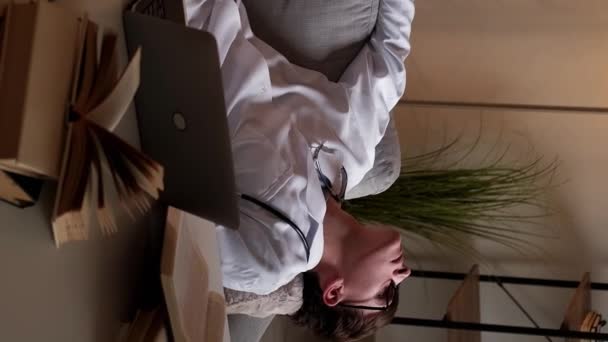 비디오 교육이죠 피곤한 의대생이죠 아늑한 인테리어에 노트북과 책상에 소파에 잠자는 — 비디오