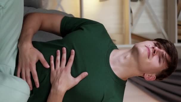 垂直录像 肚子痛 消化不良的痛苦 不快乐的有腹部问题的男人感觉不舒服 在家里客厅的沙发上抽筋 抓起肚子 — 图库视频影像