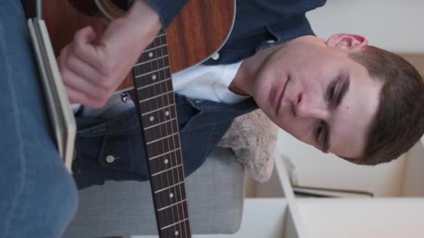 Vertikales Video Gitarrist Songwriter Freizeit Musikalischer Lebensstil Inspirierter Talentierter Mann — Stockvideo