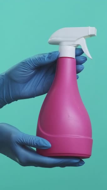 Video Verticale Spray Disinfettante Pulizia Efficace Mani Domestiche Guanti Lattice — Video Stock