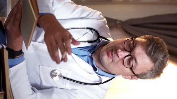 Pionowe Wideo Edukacja Medyczna Wykład Online Lekarz Profesjonalista Białym Mundurze — Wideo stockowe