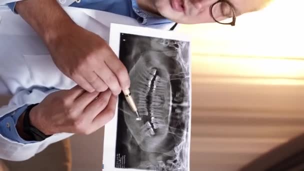 Vertikal Video Tandläkarkonsultation Tandröntgen Medicinsk Professionell Man Med Mun Röntgen — Stockvideo