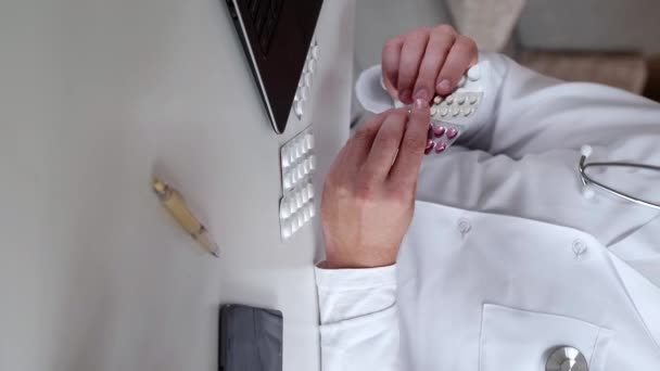 Vertikal Video Piller Konsulterar Hälso Online Möte Läkare Man Vit — Stockvideo