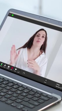 Dikey video. Sanal görüşme. Çevrimiçi iletişim. Şirket telgrafı. Dizüstü bilgisayardaki kendine güvenen iş kadını iş yerinde kadın liderle konuşuyor..