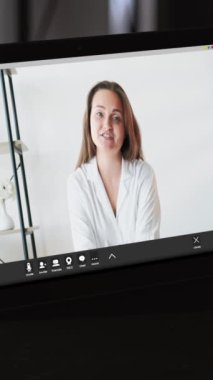 Dikey video. İnternet semineri. İnternet araması. Webinar işi. Başarılı koç kadın, sanal ofisteki tablet ekrandaki konferansta kariyer hakkında konuşuyor..