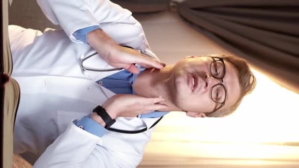 Vertikal Video Doktorsexpertis Internetkonsultation Smart Läkare Professionell Man Förklara Undersöka — Stockvideo