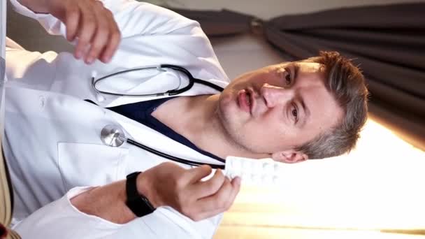 Vertikální Video Pilulky Konzultace Mužský Specialista Online Zdravotní Podpora Lékař — Stock video