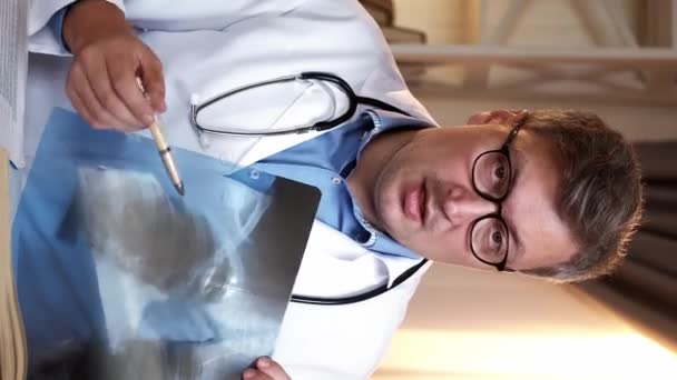 Dikey Video Doktor Randevusu Tıbbi Tavsiye Steteskoplu Akıllı Bir Akciğer — Stok video