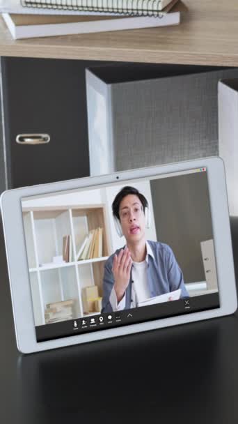 Dikey Video Çevrimiçi Öğrenme Uzaktan Eğitim Kulaklıklı Öğretmen Modern Merkez — Stok video