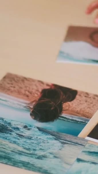 垂直录像 照片收集 旅行照片 孩子们的闲暇小孩子的手在移动 记忆海上旅行的图像拼贴在桌上 — 图库视频影像