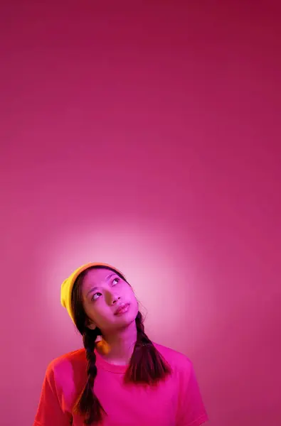インスピレーションの瞬間 アイデア ユーレカ ピンクの背景の空のスペースで隔離された華麗な思考ライトで囲まれた若いカジュアルなスマートな女性の頭 — ストック写真