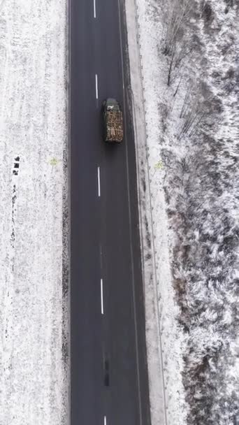 Vertikal Video Snöig Flygväg Vinterlandskap Vit Fryst Asfalterad Bana Med — Stockvideo