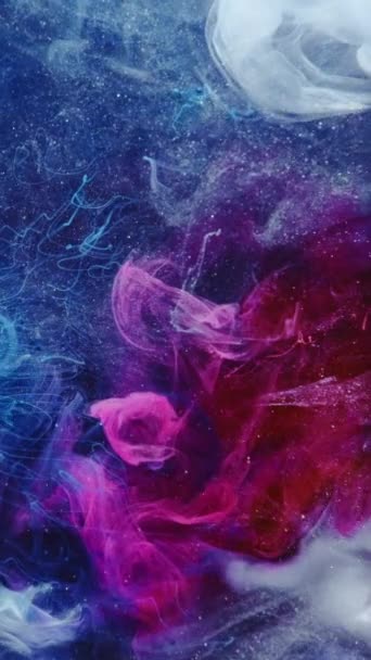 Vertikales Video Rauchwolken Hintergrund Ätherische Aura Blaurosa Weiße Glitzertinte Hypnotisiert — Stockvideo