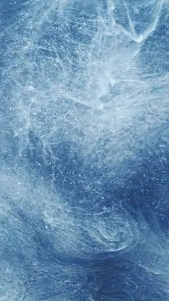 バーティカルビデオ ちょっとした抽象的な背景 イーサリアルオーラ ブルーグリッターインクミステリアススプラッシュクラウドスパイラルフロー催眠スワールが液体の水波に広がる — ストック動画