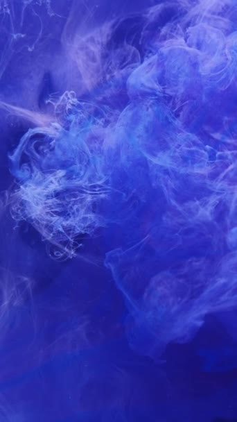 垂直录像 彩色烟雾背景 神奇的云蓝色闪光的蒸气催眠神秘的爆炸幻象抽象的爆炸烟雾混合传播了创造性的幻想艺术 — 图库视频影像