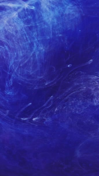 垂直录像 彩色烟尘背景 神秘的空气 蓝白油墨混合流动效果光滑质感抽象充满活力的漩涡在水催眠艺术中扩散 — 图库视频影像
