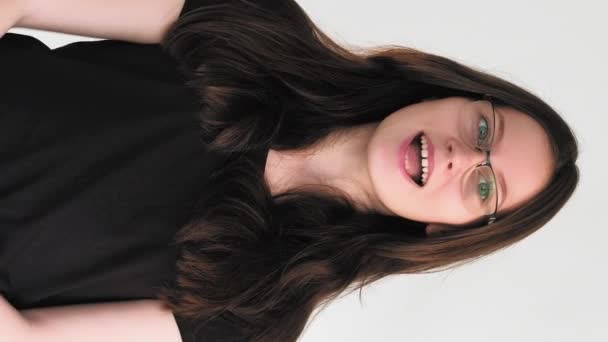 Pionowe Wideo Ekscytujące Oczekiwania Niespodzianka Zainspirowana Radosną Szczęśliwą Kobietą Okularach — Wideo stockowe