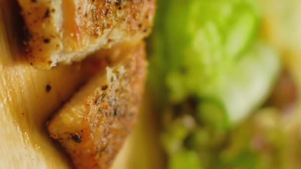 垂直录像 鸡胸肉健康的营养 人的手拿起一块多汁的有机肉与叉子餐馆一起吃美味的菜 — 图库视频影像