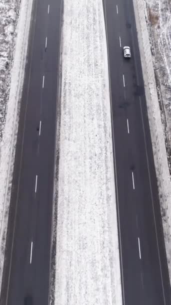 Vidéo Verticale Piste Aérienne Hiver Route Enneigée Forêt Blanche Gelée — Video