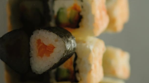 Vídeo Vertical Rolls Sirviendo Sushi Maki Comida Estilista Mano Poner — Vídeos de Stock