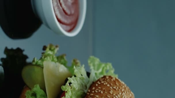 垂直录像 快餐店垃圾餐 汉堡包薯条片和番茄酱番茄酱 — 图库视频影像