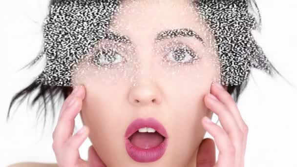 Niepokój Informacyjny Społeczne Pranie Mózgu Przytłoczona Kobieta Otwartymi Ustami Świadomości — Wideo stockowe