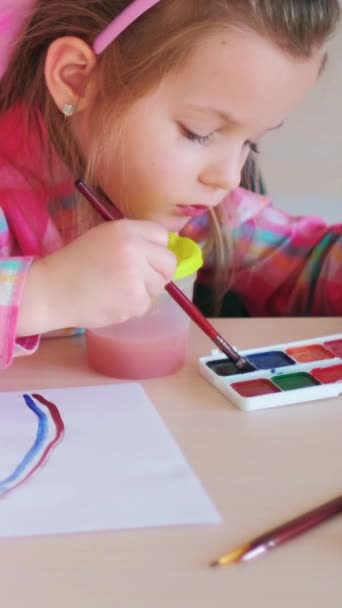 Vertikales Video Kinderkünstler Kreative Freizeit Kleines Mädchen Bemalt Regenbogen Mit — Stockvideo