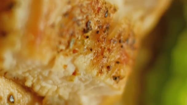비디오 인간의 토마토 맛있는 식사에 포크와 달콤한 조각을 — 비디오
