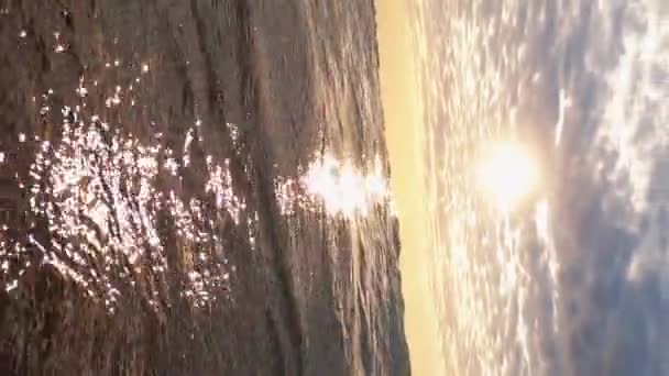 Вертикальное Видео Морская Волна Восход Солнца Подводный Пейзаж Плеск Воды — стоковое видео