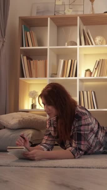 Vertikales Video Weibliches Tagebuch Romantische Stimmung Freizeit Hause Frau Mittleren — Stockvideo