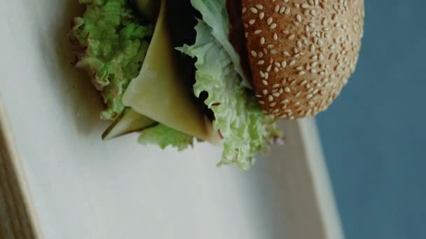 Vertikal Video Snabbmatsrätt Restaurangbeställning Cook Serverar Måltid Bricka Hamburgare Ketchup — Stockvideo