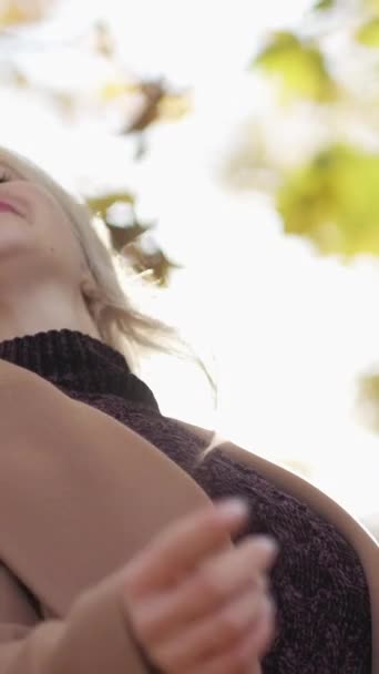 Вертикальное Видео Счастливого Дня Возбужденная Женщина Наслаждаюсь Осенью Веселая Дама — стоковое видео