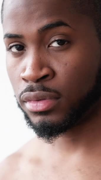Vídeo Vertical Cuidado Barba Estilo Vida Metrosexual Confiado Hombre Sin — Vídeos de Stock