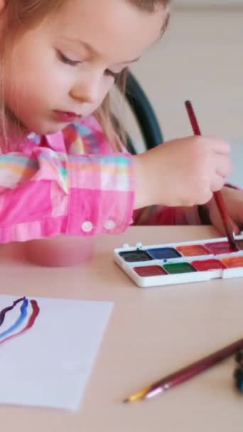Pionowe Wideo Utalentowane Dziecko Lekcja Przedszkola Mały Artysta Dziewczyna Malowanie — Wideo stockowe