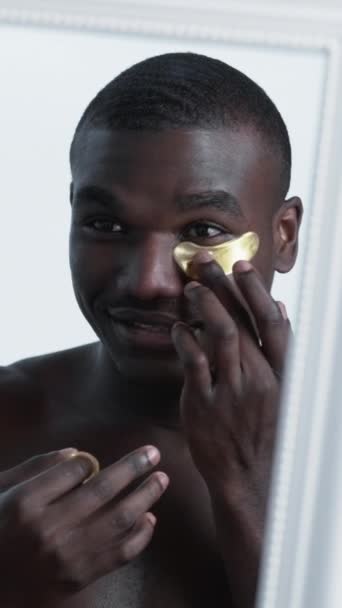 Pionowe Wideo Metroseksualna Opieka Maska Zmarszczki Ciemne Kręgi Szczęśliwy Przystojny — Wideo stockowe