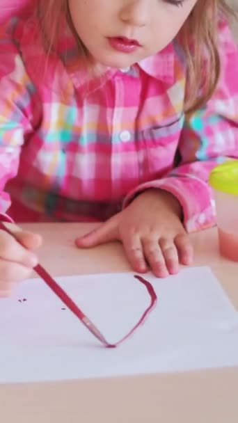 Dikey Video Anaokulu Resmi Yaratıcı Aktivite Hevesli Bir Kız Çocuğu — Stok video