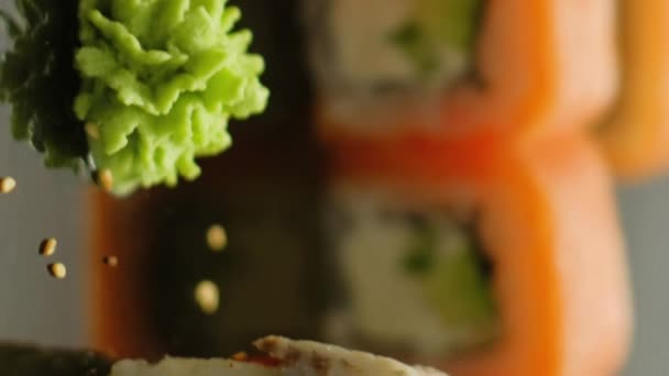 비디오 일본식 아시아 레스토랑에서 맛있는 맛있는 요리를 젓가락으로 — 비디오