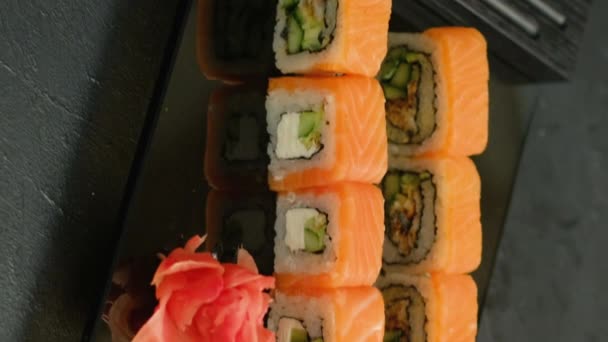 Vertikales Video Sushi Set Vorhanden Rolls Sortiment Traditionelle Köstliche Asiatische — Stockvideo