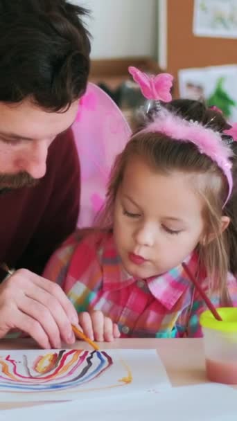 Κάθετο Βίντεο Εκπαίδευση Ζωγραφικής Γονική Μάθηση Πατέρας Άνθρωπος Διδασκαλία Κόρη — Αρχείο Βίντεο