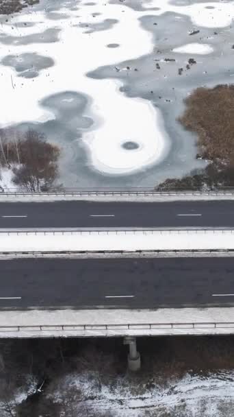 Vidéo Verticale Drone Route Enneigée Trafic Aérien Hivernal Lac Gelé — Video