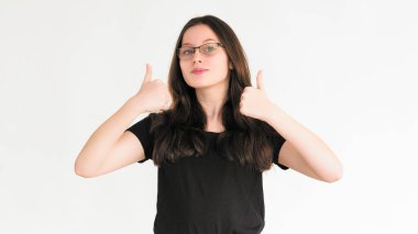 Jest gibi. Onay evet. İyi seçim. Tatmin olmuş bir kadın, beyaz boş bir arkaplanda baş parmağıyla kabul etmeyi öneriyor..