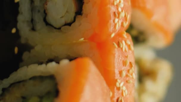 Vertikales Video Lachssushi Japanische Küche Nahaufnahme Von Köstlichen Semmeln Mit — Stockvideo