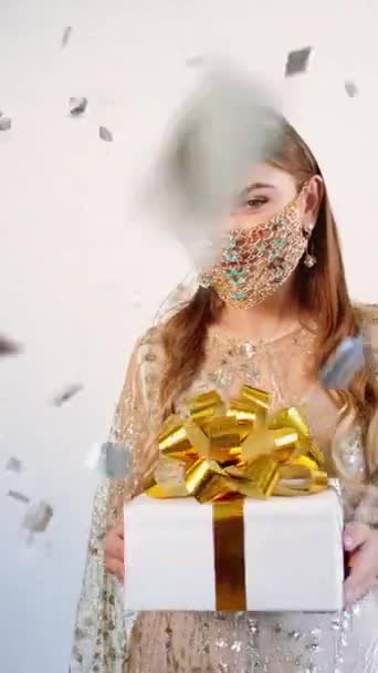 Vertikales Video Urlaubsüberraschung Pandemie Party Glückliche Frau Diy Goldkette Gesichtsmaske — Stockvideo