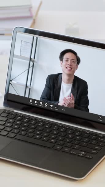 Vertikales Video Glückwunsch Internet Distanzpartnerschaft Geschäftsmann Auf Laptop Bildschirm Feiert — Stockvideo