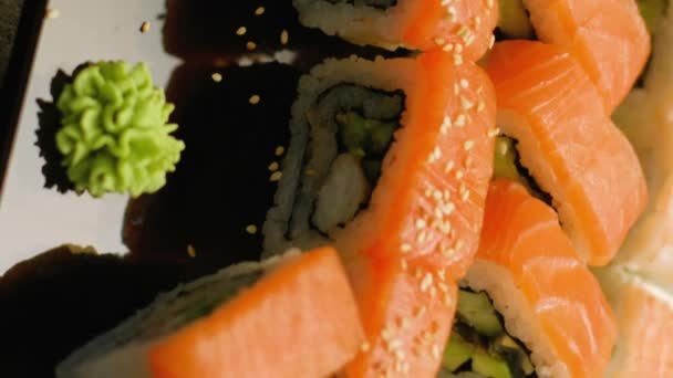 Vertikal Video Smaklig Sushi Japansk Mat Lax Rullar Set Sortiment — Stockvideo