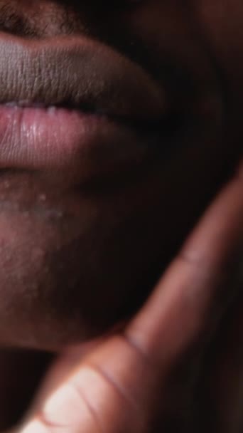 バーティカルビデオ シェービングケア フェイス治療 化粧品の皮膚科について バーバースキンケアのプロシージャの笑顔の後の頬に触れる満足した男 — ストック動画