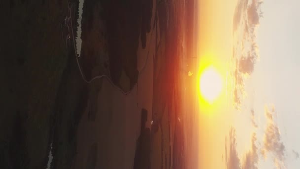 Dikey Video Doğa Manzarası Hava Görüntüsü Kırsal Alan Sisli Güneşli — Stok video
