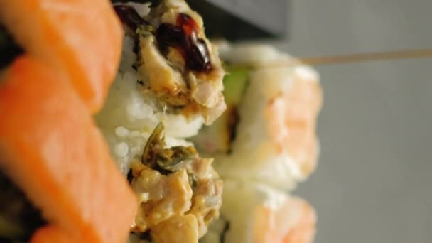 Vídeo Vertical Servicio Sushi Rolls Listos Comida Asiática Tradicional Salsa — Vídeo de stock