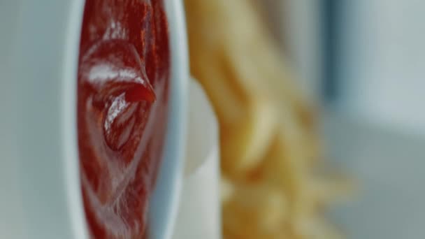 Vertikales Video Junk Food Ungesundes Abendessen Koch Hände Serviert Hamburger — Stockvideo